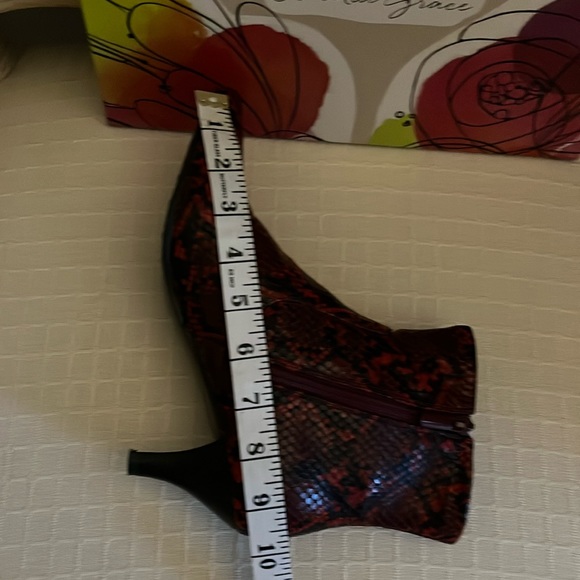 Ladies SZ 6.5 AMELIA GRACE Vino Multi Nadita Faux Snakeskin Red/Black - Picture 16 of 16